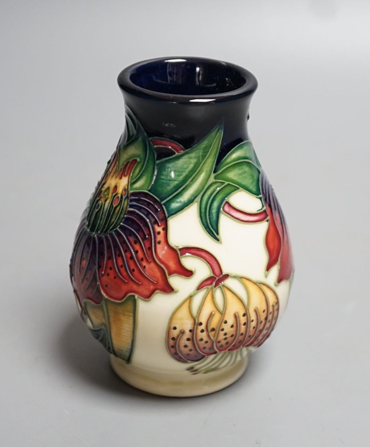 A small Moorcroft Anna Lily pattern vase marked 860 to base 10cm